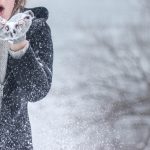 Zimowe stylizacje – ciepłe i modne